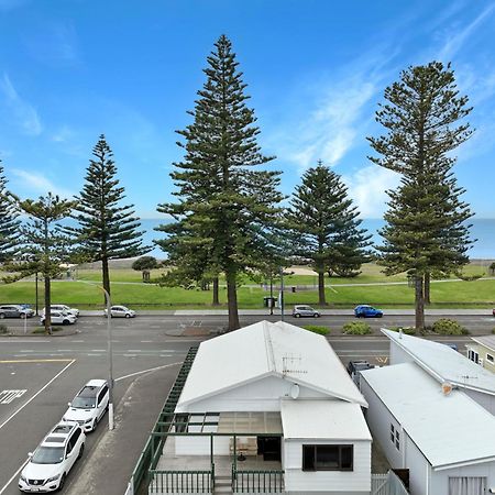 Hotel The Nautilus à Napier Extérieur photo View of the beach from the town