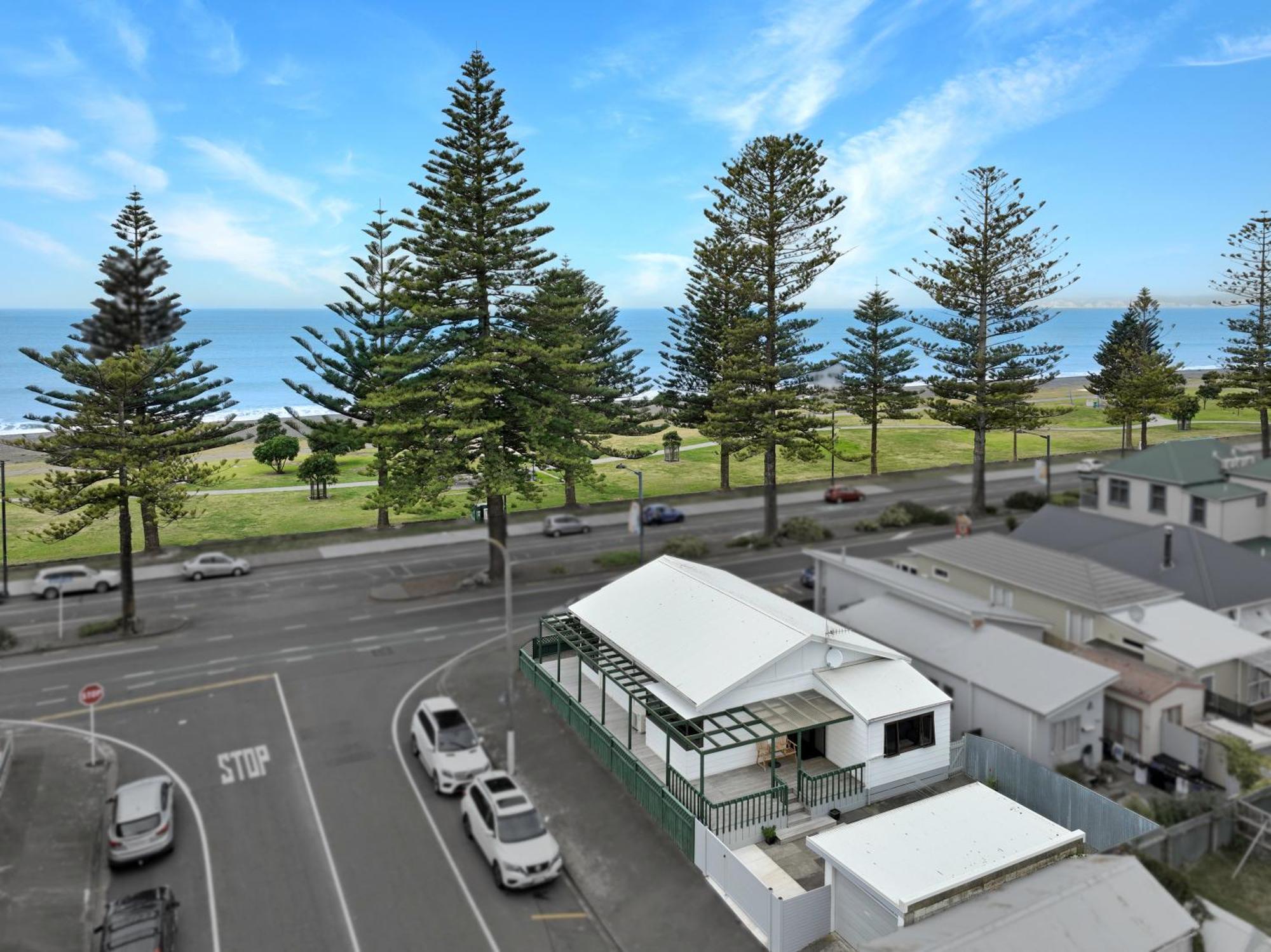 Hotel The Nautilus à Napier Extérieur photo Aerial view of the beach at the northern end of the town