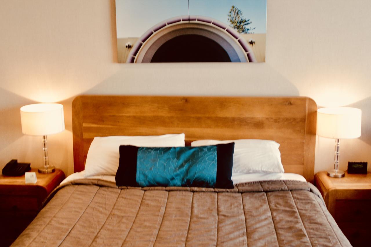 Hotel The Nautilus à Napier Extérieur photo A bed with a throw pillow