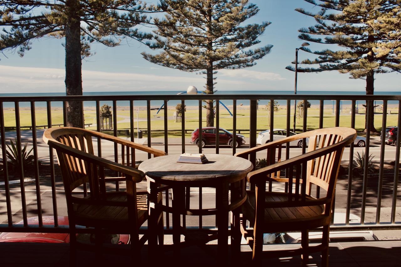 Hotel The Nautilus à Napier Extérieur photo The deck at the Surf Life Saving Club
