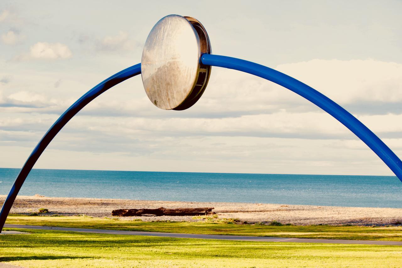 Hotel The Nautilus à Napier Extérieur photo The sculpture at the entrance to the park